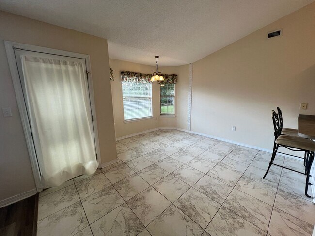 Building Photo - GREAT 4 BED / 2 BATH IN Crestview