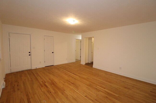 Building Photo - 517 Maple St