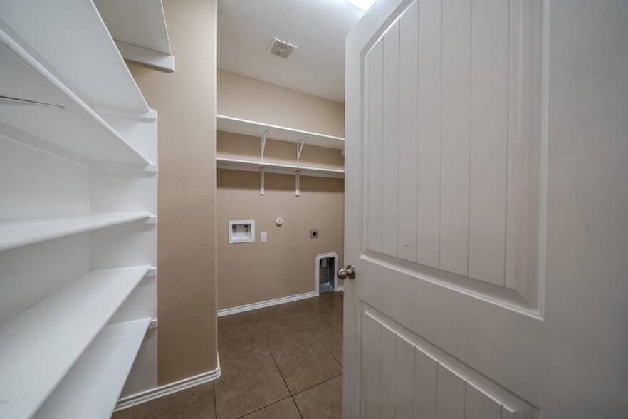 Building Photo - 304 Jack Ryan Ln