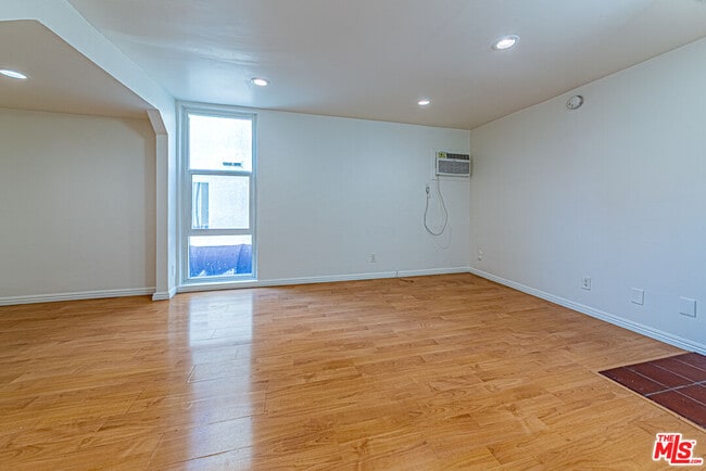 Building Photo - 933 S Manhattan Pl