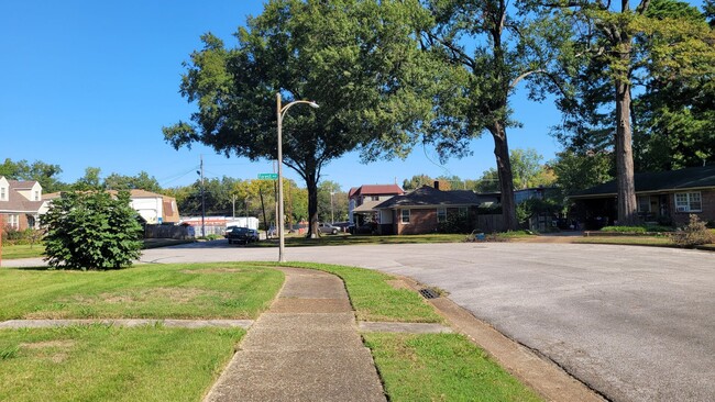 Building Photo - Adorable Bungalow in the heart of Memphis