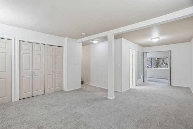 Building Photo - 508 E 19th Ave