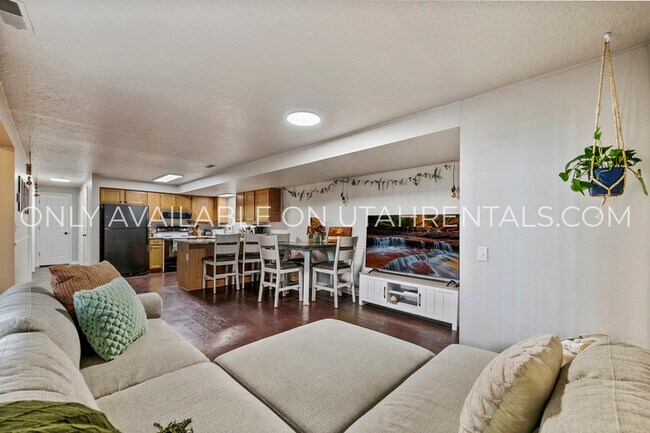 Building Photo - 1660 Willowbrook Dr