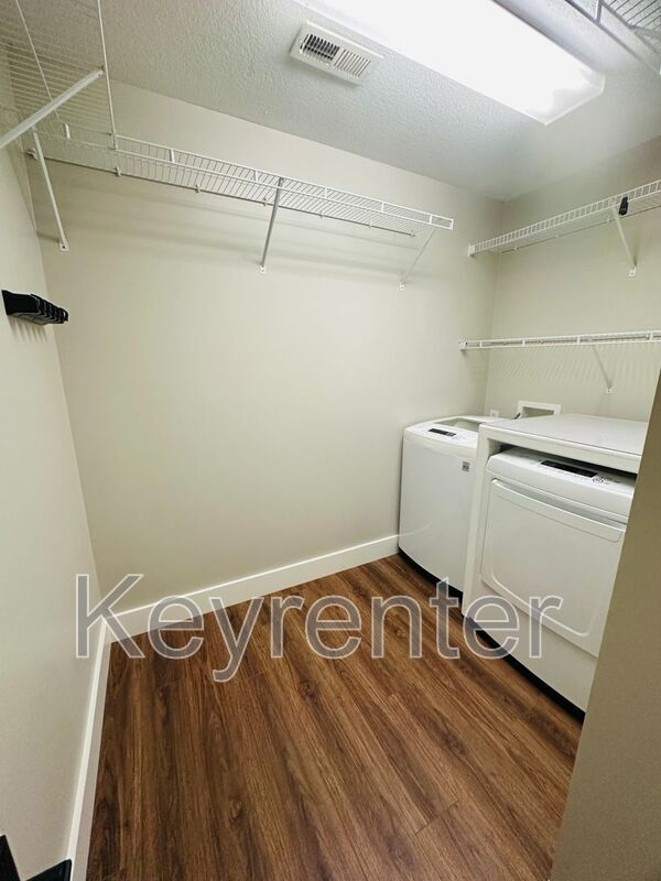 Building Photo - 5330 Blue Star Dr