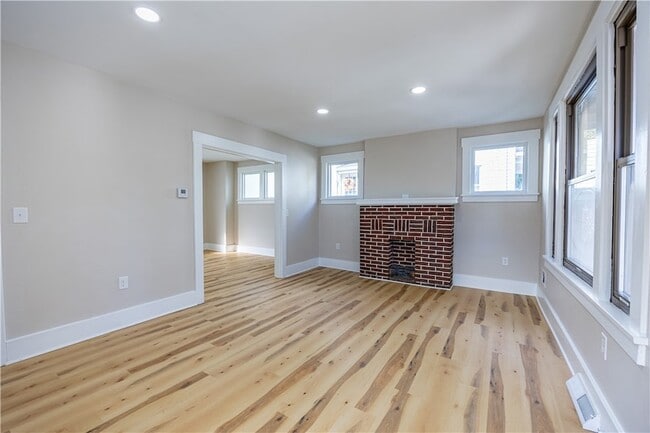 Building Photo - 232 St Clair St