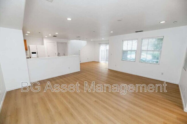 Building Photo - 128 Kingfisher St