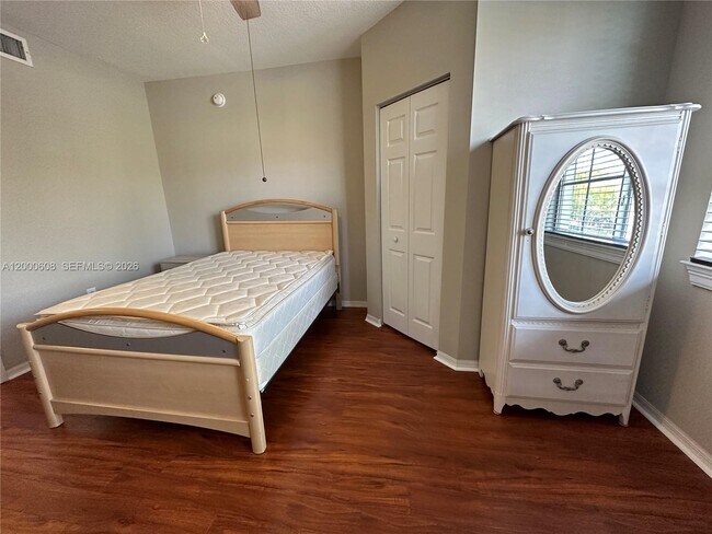 Building Photo - 6841 SW 44th St