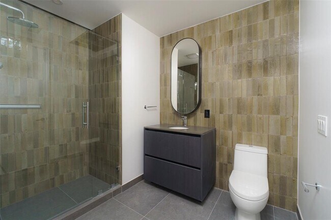 Building Photo - 610 Davis St