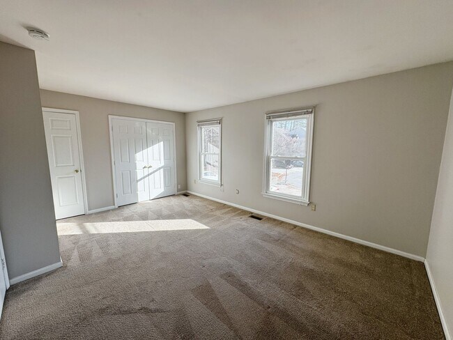 Building Photo - Great Neck area Townhome, Available Now!
