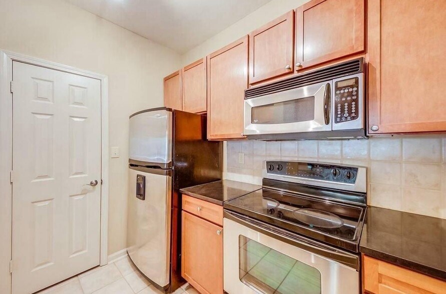 Building Photo - 1250 Parkwood Cir SE