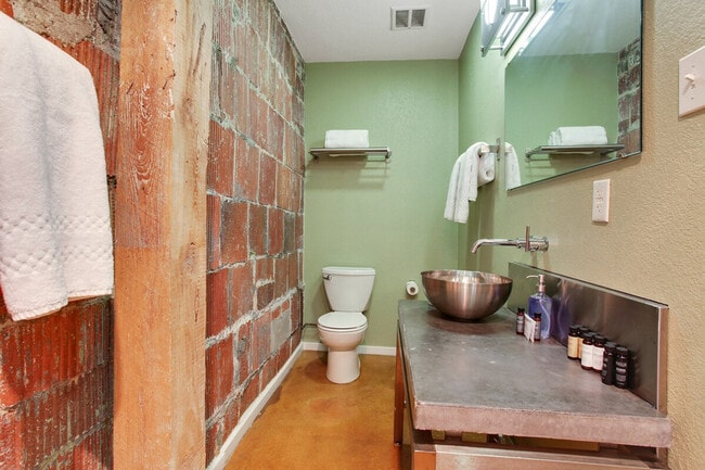 Building Photo - 1041 Constance St