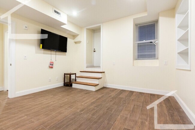 Building Photo - Charming, Renovated Apt near C-Line with 2...