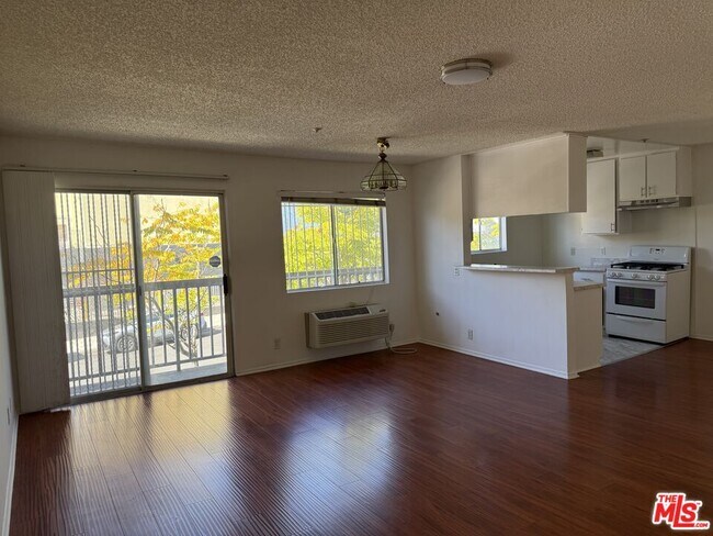 Building Photo - 982 S New Hampshire Ave