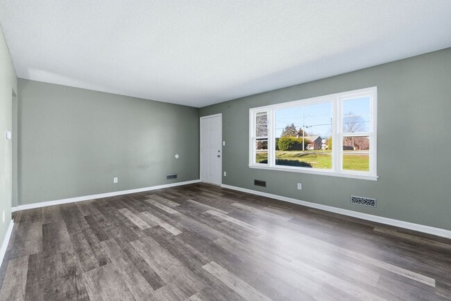 Building Photo - Updated 3BR Home with Fenced Yard & Garage