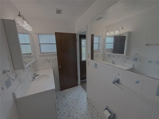 Building Photo - 6350 NE 86th Ave
