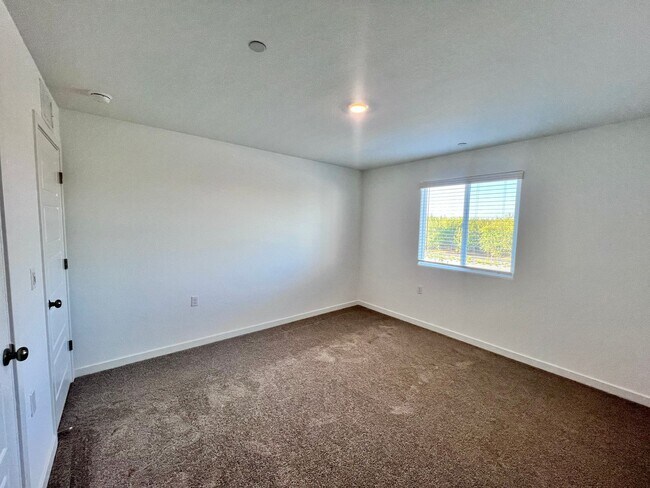 Building Photo - $3195.00 Ashlan & Highland, 5 Bedroom House - Buckingham Ave, Clovis - Solar Panels