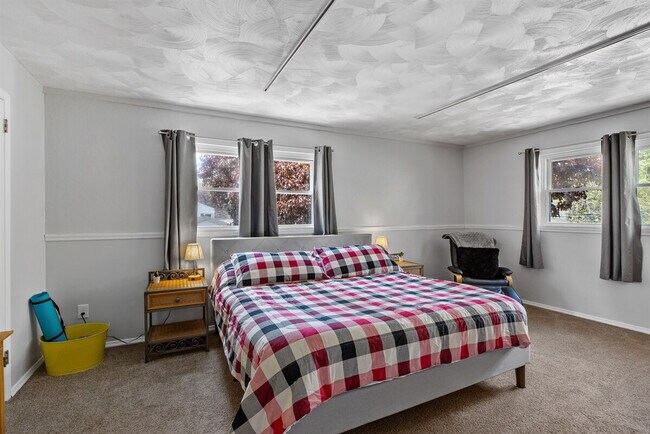 Building Photo - 10 James Dr