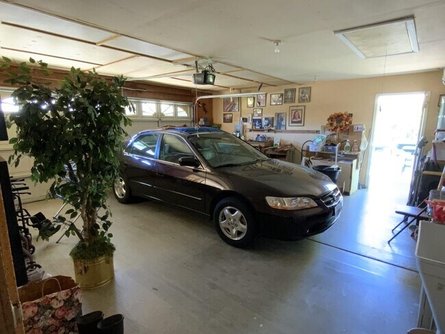 Building Photo - 3-bedroom, 2-bath home in the desirable Northwest Yuba City