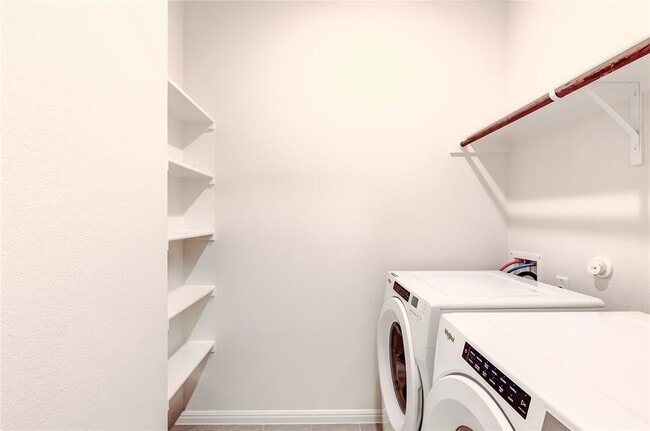 Building Photo - 2008 Kit Cir