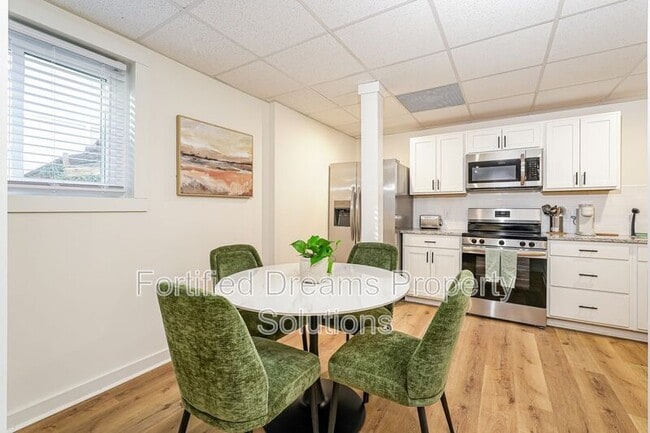 Building Photo - 2422 Queen St