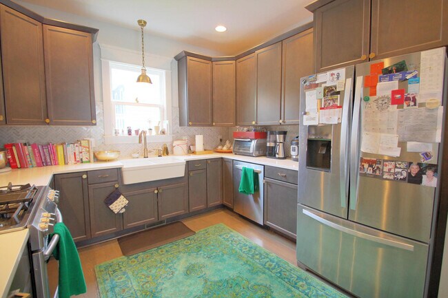 Building Photo - Charming 3 bedroom 2.5 bath home in incredible Durham location, with a massive fenced in yard!