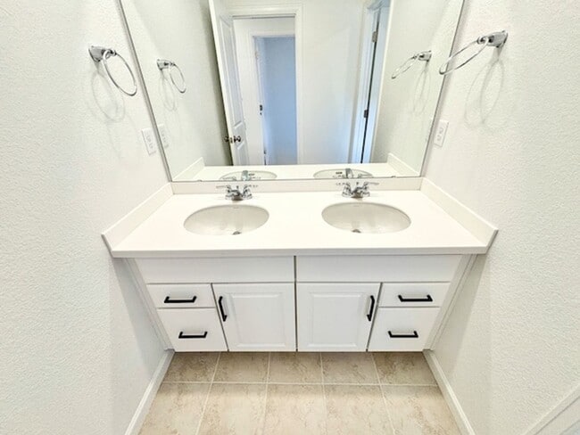 Building Photo - FREE RENT THROUGH OCT 15TH!!
