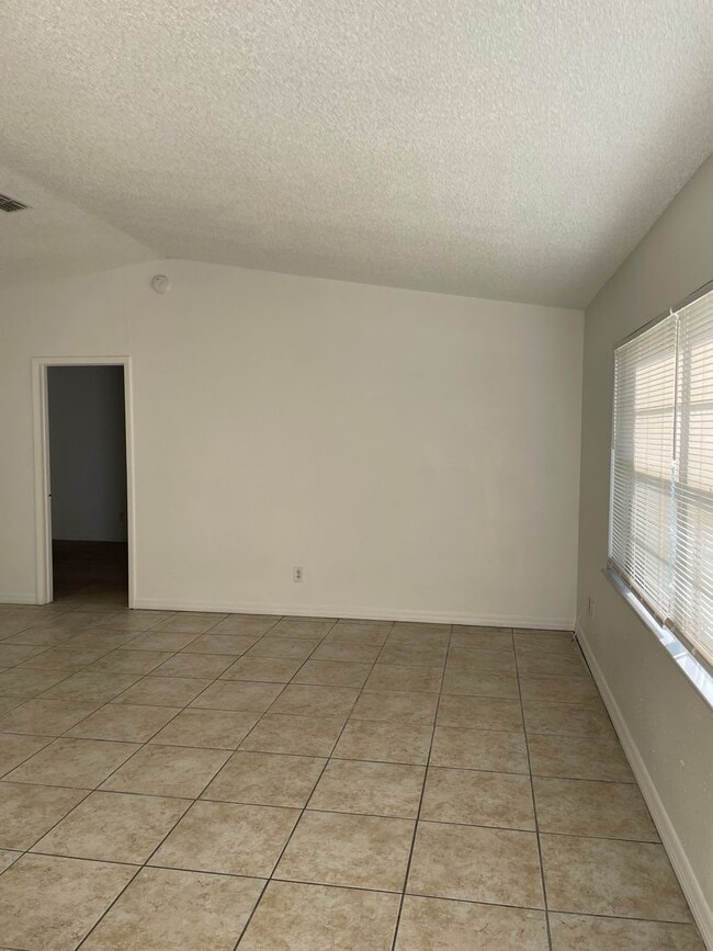 Building Photo - Spacious 4/2 home with 2 car garage Availa...