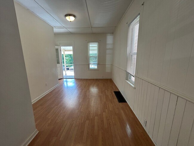 Building Photo - Charming Three Bedroom House In Grove City