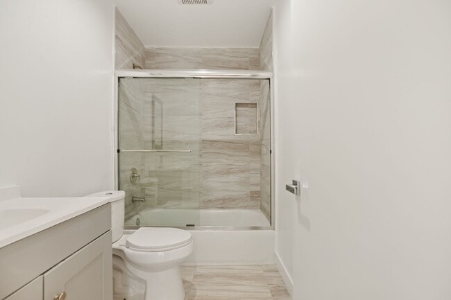 Building Photo - 4232 Rosewood Ave