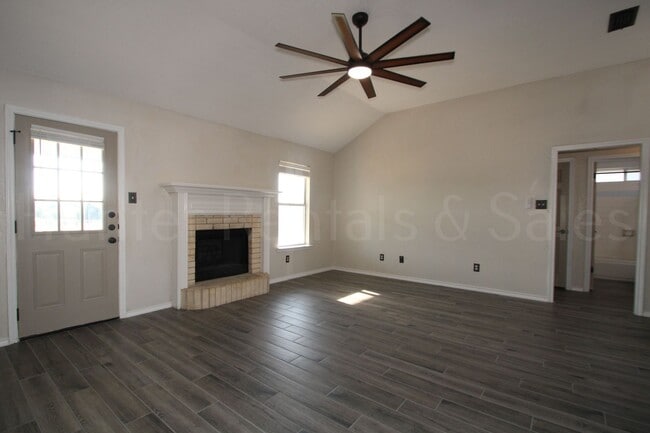 Building Photo - Updated Beauty! A Must See!