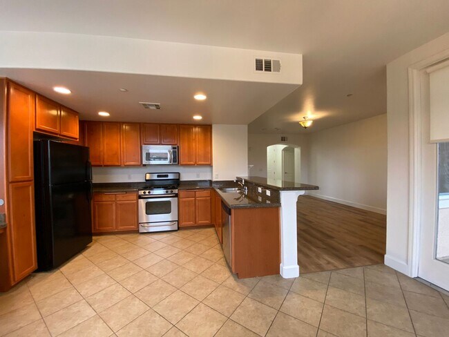 Building Photo - Beautiful Phoenician Apartments - 2 Bed, 2...