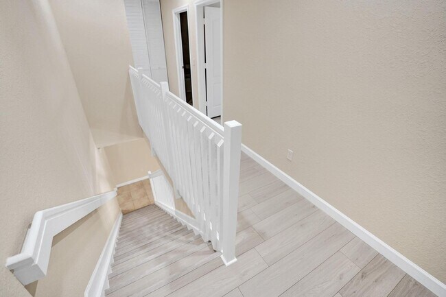 Building Photo - Gorgeous Townhome in Parkland