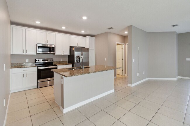 Building Photo - Like New 4/3 Townhome in Gated Community W/ Community Pool