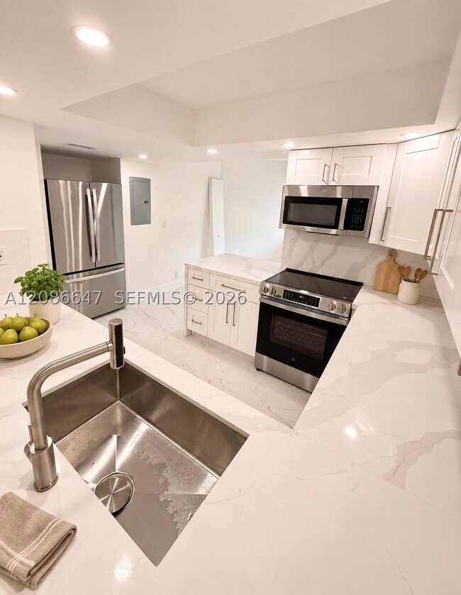 Building Photo - 1811 Sabal Palm Dr