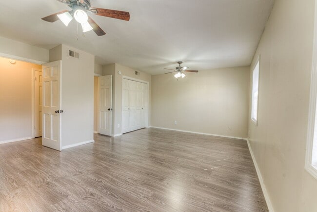 Building Photo - Qualified Tenants Get 50% Off First Month!...