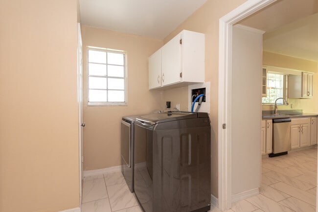 Building Photo - 119 Rio Pinar Dr