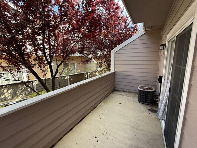 Building Photo - BACK ON MARKET: 2-Bedroom Martinez Townhom...