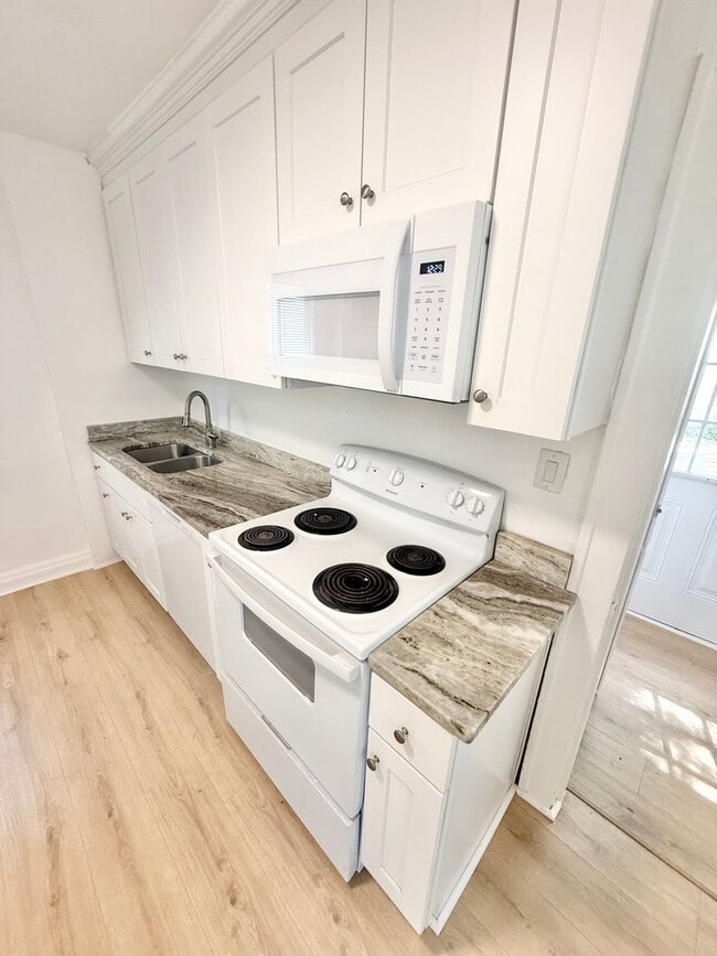 Building Photo - ***RENT READY~4 Bed RENOVATED 2 story house/w/ downstairs bedroom/Granite countertops