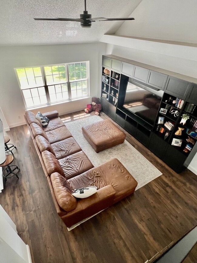Building Photo - 4BD/2.5BA Gorgeous Home with Fence Backyar...