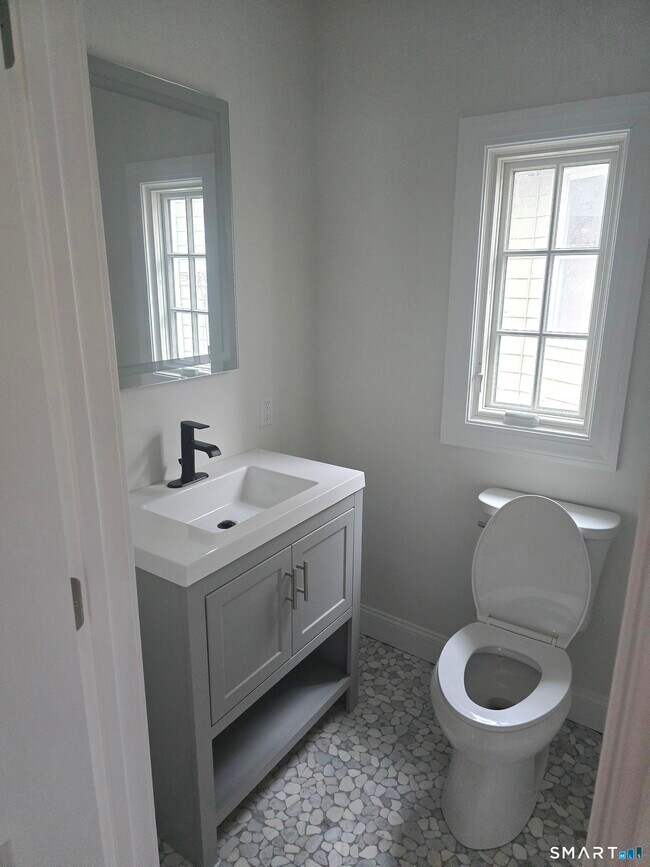 Building Photo - 530 Jane St