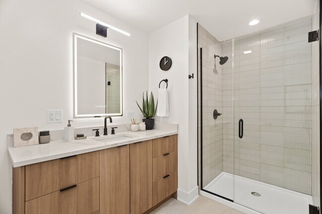 Building Photo - 813 W Evergreen Ave