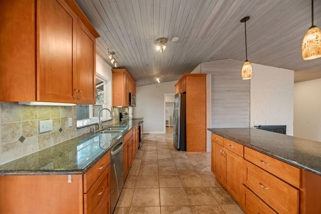 Building Photo - Woodridge Home 4bd 3ba great location!