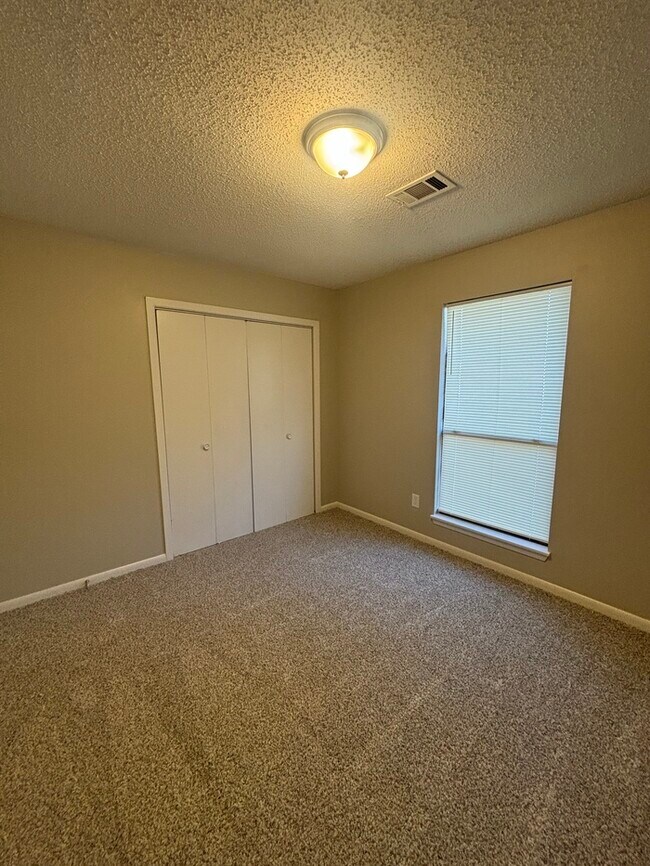 Building Photo - 14218 High Point Dr