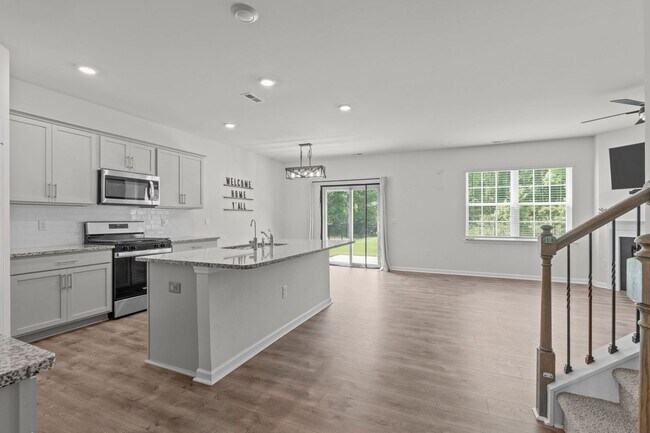 Building Photo - Spacious 5 Bedroom Home with a Fully Fence...