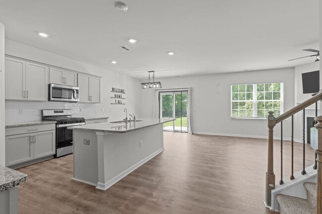 Building Photo - Stunning 5 Bedroom Home with a Fully Fence...