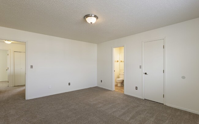 Building Photo - Move-In Ready Sundown Home with Updated Fe...