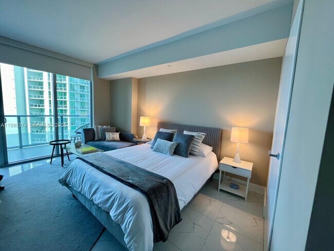 Building Photo - 1300 Brickell Bay Dr