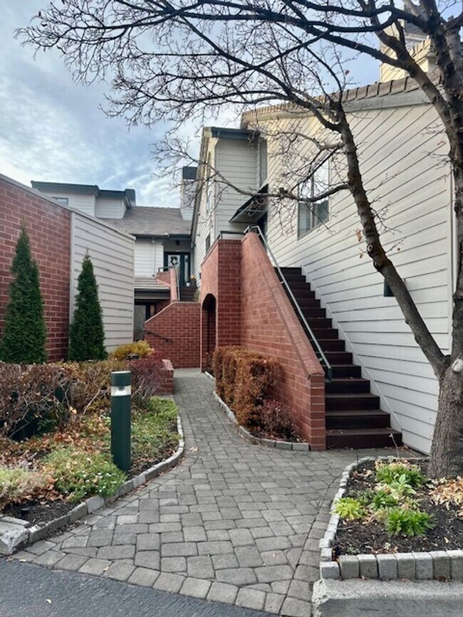 Building Photo - Riverfront Gated 2 Bedroom Luxury Condo!!