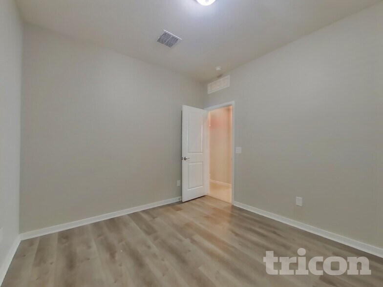 Building Photo - 14366 W Pershing St