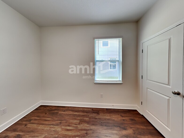 Building Photo - 1105 Walden Pond Dr